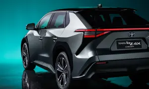 Nowoczesny tył elektrycznego SUV-a Toyota bZ4X Concept z charakterystycznymi światłami LED i czarnym dachem.