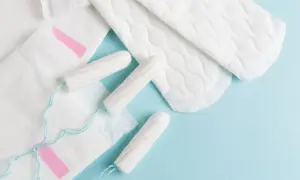 Hygienprodukter som bindor och tamponger, viktiga för mens och efter graviditet.