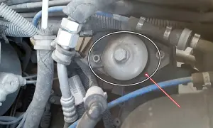 Componente circular con perno central, parte del taco motor donde va el sistema de aire acondicionado.