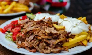 Kebab: Ile ma kalorii? Jak obniżyć je o setki?