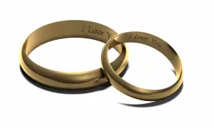 Złote obrączki z wygrawerowanym napisem "I Love You". Delikatny grawer na obraczkach symbolizuje wieczną miłość.