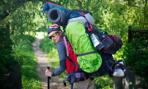 Randonneur avec un sac à dos imposant, le poids d'un sac à dos pour une femme est souvent moindre.
