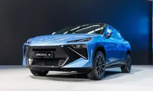Niebieski OMODA 4, jeden z nowoczesnych chińskich samochodów, prezentuje futurystyczny design z ostrymi liniami i charakterystycznym grillem.
