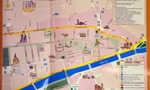 Mapa Baščaršije, historycznego centrum Sarajewa. Zobacz zabytki, muzea i meczety.