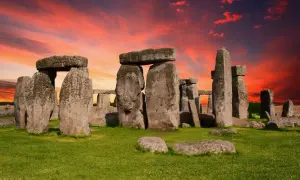 Kamienne kręgi Stonehenge, jedna z najsłynniejszych atrakcji Wielkiej Brytanii, na tle dramatycznego, czerwonego nieba.