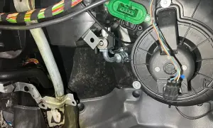 Zawór nagrzewnicy Iveco Daily znajduje się obok wentylatora dmuchawy, pod zieloną wtyczką.