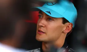 George Russell, piloto de F1, con gorra azul y mirada concentrada.