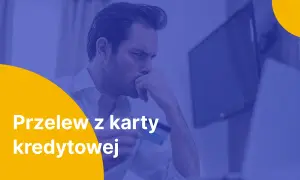 Zamyślony mężczyzna z kartą kredytową w dłoni, zastanawia się nad przelewem z karty kredytowej na konto.
