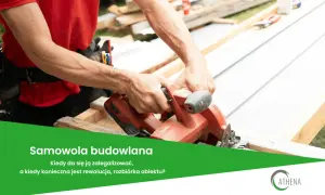 Dłoń trzymająca piłę tarczową tnie drewno.