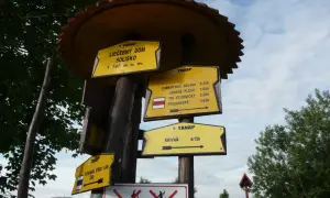 Rozcestník v Tatrách. Szlak na Krywań zajmie 4:15h. Inne szlaki prowadzą do Furkoty, Jamskiego Plesa i Podbańskiego.