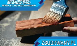 Pędzel nakłada impregnat na drewno.