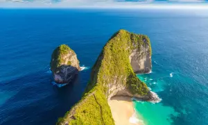 Rajska plaża z klifami i turkusową wodą, idealne miejsce na wakacje na Bali.