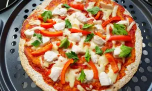 Pizza z tortilli: chrupiąca w 10 minut? Sprawdź 3 proste sposoby!