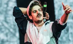 Taco Hemingway, znany z charakterystycznego wzrostu i stylu, na koncercie.