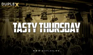 En livlig folkmassa dansar på Duplex, The Rooftop Club i Prag. "Tasty Thursday" lyser i vitt över scenen.