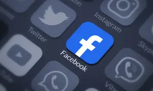 Ikony aplikacji społecznościowych, w tym Facebooka. Zastanawiasz się, czy można odzyskać usunięte konto na FB?