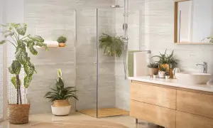 Modernes Bad mit Dusche und Waschbecken. Die Wandverkleidung ist eine stilvolle alternative zu fliesen im bad, ergänzt durch Pflanzen und Holzmöbel.