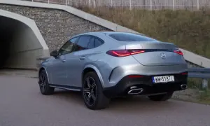 Srebrny Mercedes-Benz GLC 300e coupe z nowoczesnymi światłami LED. Sprawdź aktualną mercedes glc cena.