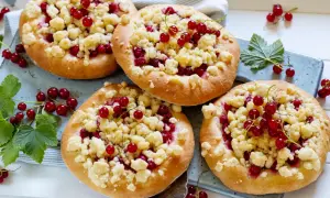 Vier kleine Streuselkuchen mit roten Johannisbeeren, perfekt für Johannisbeer Rezepte.