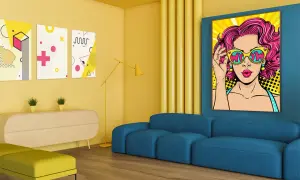 Pop art definicja: żywy obraz kobiety w okularach z napisem "WOW" obok abstrakcyjnych grafik.