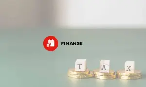 Co to jest podatek? Trzy kostki z literami T, A, X na stosach monet. Obok czerwone koło z ikoną kalendarza i napisem "FINANSE".
