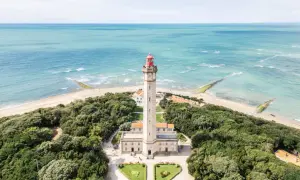 Phare emblématique de l'île de Ré, veillant sur l'océan Atlantique.