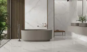 Elegante baño con bañera independiente, lavabos dobles y paredes de mármol. Un oasis de **baños de lujo** con diseño moderno y detalles naturales.