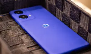 El moto g85 5g, de un vibrante color azul, descansa en una cesta tejida.