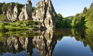 Felsenformationen spiegeln sich im Wasser. Ein toller Ort zum Wandern in NRW, fast wie Berge.