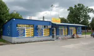 Sklep spożywczy "U Krysi" na trasie do Wilkowyje Ranczo. Oferuje szeroki asortyment: od artykułów spożywczych po przemysłowe.