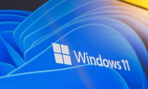 Nawet stary komputer może działać z Windows 11, pokazany na niebieskim tle z logo.