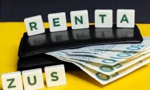 ZUS i słowa "renta" na kostkach. Portfel z pieniędzmi symbolizuje rentę dla osoby, która nigdy nie pracowała.