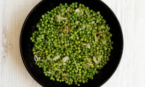 Piselli surgelati saltati in padella con cipolla, un contorno semplice e gustoso.