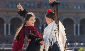 Dos mujeres bailan flamenco con mantones. ¡Perfecto para clases de flamenco para adultos!