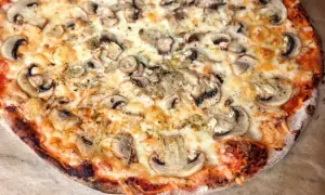 Pyszna pizza z pieczarkami, idealnie wypieczona w 180 stopniach.