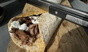 Jak podgrzać kebab, by nie stracił smaku i chrupkości?