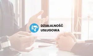 Dwie osoby przy biurku, symbol usługi i waga sprawiedliwości.