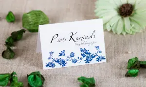 Winietka z napisem "Piotr Kamiński" i motywem róż. Może to być zaproszenie dla ulubionego gościa na ślub, gdzie pani młoda lub panna młoda zadbała o każdy szczegół.