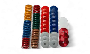 Molte molle colorate e rondelle in elastomero, un materiale flessibile e resistente, sono disposte in colonne su sfondo nero.