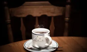 Para mi, picie gorącej herbaty to chwila relaksu. Para unosi się z filiżanki, a ja czuję ciepło.