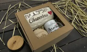 Prezent na dzień matki chrzestnej: ręcznik i kubek z napisem "Najlepsza Chrzestna", drewniany krążek.