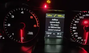 Kontrolka AdBlue w Audi świeci się, informując o awarii systemu i braku możliwości restartu w ciągu 1000 km.