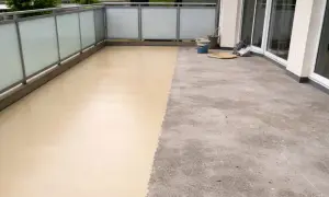 Balcone con pavimenti in resina per esterni: metà grezzo, metà beige applicato. Valutare pro e contro per una scelta informata.