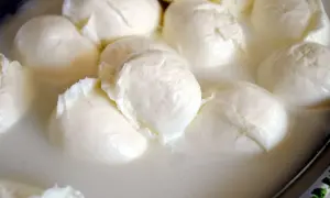 Świeże kulki sera z mleka bawolego, pływające w białej serwatce. Delikatna, kremowa konsystencja zapowiada prawdziwą ucztę.