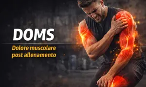 Uomo con dolori muscolari post allenamento, DOMS. I dolori post allenamento sono positivi, segno di crescita muscolare.