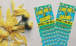 Dwie zdrapki "2 000 000 zł w Cashu" obok żółtych płatków. Co zrobić w przypadku awarii terminala Lotto podczas sprawdzania zdrapki?