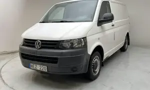 Vit VW Transporter T5 med rostskador undertill. Registreringsskylt NEZ 220.