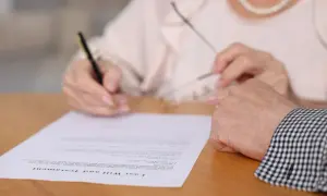 Dłoń pisze testament, dokument do otworzyć po mojej śmierci.