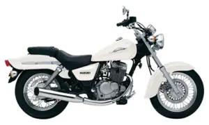 Biały motocykl Suzuki Marauder 125 widziany z boku.
