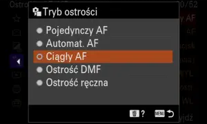 Menu aparatu: Tryb ostrości. Wybrany "Ciągły AF" - co to jest? Ciągły autofokus śledzi ruch.